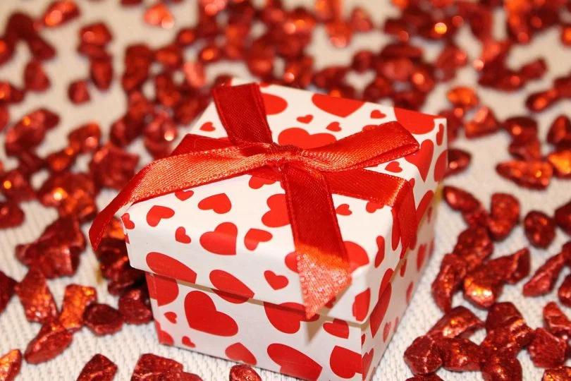 loop-gift-packaging-decoration-40717.jpeg